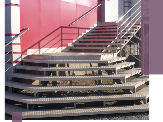 Лестницы для магазина в Рославле — изготовление и монтаж