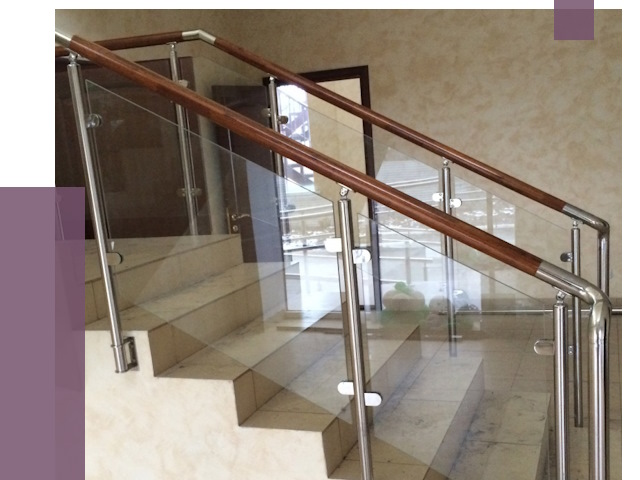 Комбинированные перила из металла и дерева в Рославле