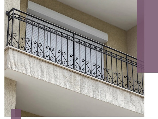 Балконные ограждения из металла и стекла в Рославле для домов