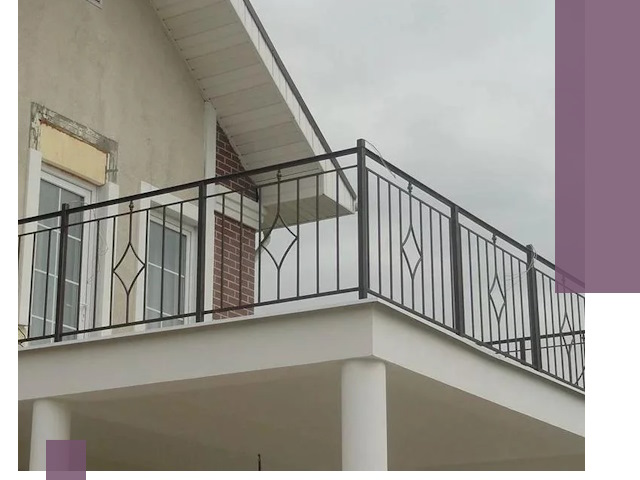 Изготовление балконных ограждений в Рославле из металла и стекла